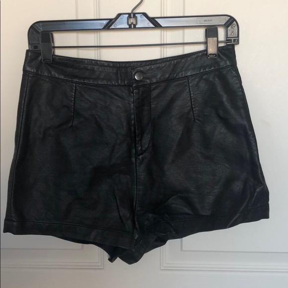 Faux leather shorts - Picture 1 of 4